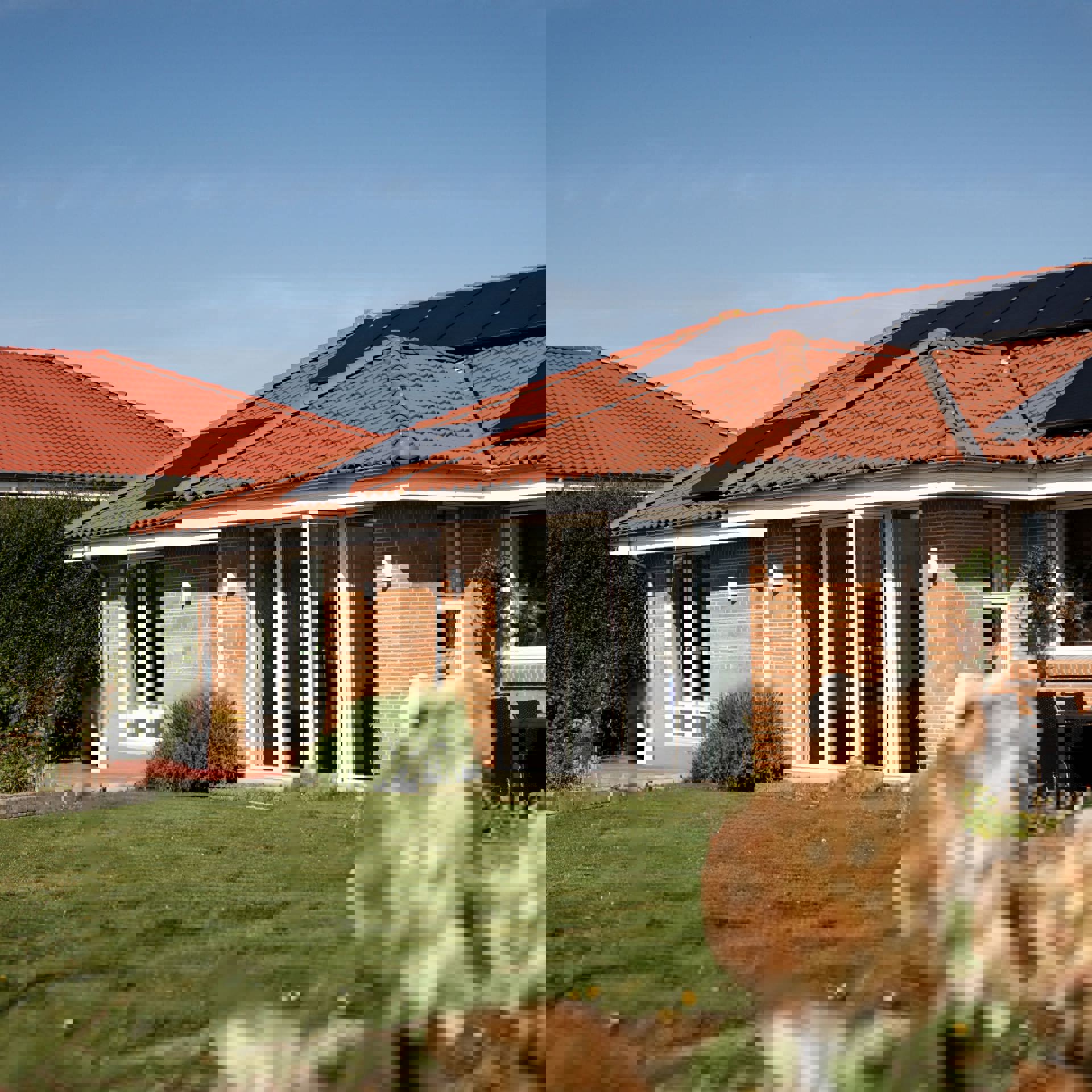 Hus med solcelleanlæg på taget